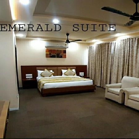 The Emerald Club ,Rajkot Exterior foto