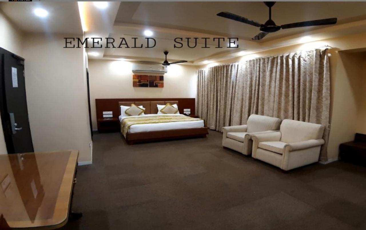 The Emerald Club ,Rajkot Exterior foto