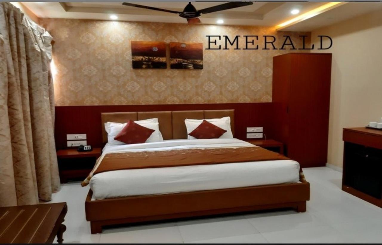 The Emerald Club ,Rajkot Exterior foto